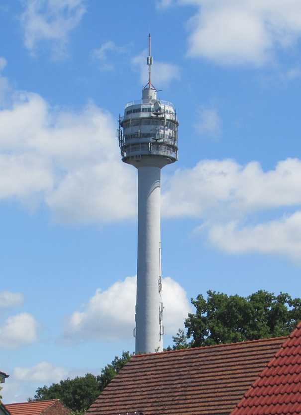 Zu sehen ist der Fernmeldeturm in Schönwalde-Glien, Ortsteil Perwenitz, auf dem sich die Funkanlage DB0TUX befindet. Das Bild stammt von Gregor Rom und wurde aus Wikipedia entnommen, lizenziert unter CC-by-SA 4.0